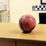 El alcalde de un pueblo almeriense inicia una campaña para requisar los balones a los niños que jueguen en la calle