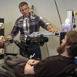 Un hombre tetrapléjico logra sentir cada dedo de una mano robótica