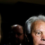 Decenas de jóvenes intentan que Felipe González no entre en la Autónoma