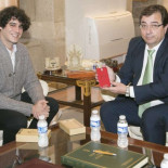 Fernández Vara contesta en Twitter al portavoz de FACUA que los de Zetta son "jóvenes en un mundo nuevo"