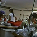 Menores refugiados sirios trabajan fabricando ropa