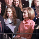 De la "bancarrota" a millonarios: cómo los Clinton construyeron su fortuna