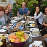 El racismo se cura compartiendo un buen plato de comida