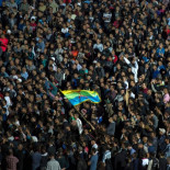 Arrían la bandera de Marruecos e izan la de Rif durante las protestas en Alhucemas
