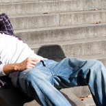 Un juez quita la pensión alimenticia a un joven porque lleva  10 años "sin hacer nada"