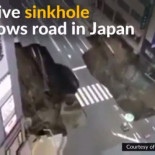 El suelo se hunde creando un agujero gigante en Fukuoka, Japón (vídeo)