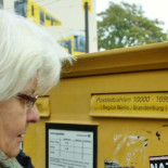 La abuela grafitera que borra pintadas neonazis de las calles alemanas