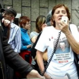 Condenados por injurias a la Guardia Civil 15 familiares y amigos de un joven ahorcado en un cuartel de Arteixo