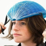 El increíble casco de bicicleta hecho con papel que ganó el premio Dyson a la innovación