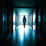 Expulsan 28 días a una alumna de ESO por lanzar a la cara un portátil al profesor que le quitó el móvil