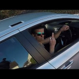 Motorista que se encuentra una cartera y se la devuelve al dueño ... con karma