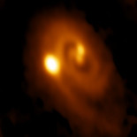 Nace un sistema de tres estrellas