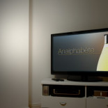 Las marcas de perfume vuelven a humillar a los españoles con anuncios sofisticados en un idioma que no entienden