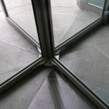 El extraño origen de la puerta giratoria (y por qué siguen existiendo pese a que no nos gusta usarlas)