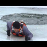 Cómo salir de un agujero en un lago helado