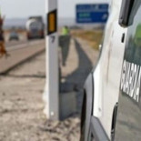 Impiden el secuestro de una mujer al detener a su captor en un control de tráfico