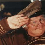 El origen de la famosa canción de Benny Hill que convierte cualquier persecución en una comedia