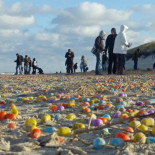 Una playa alemana amanece plagada de Kinder Sorpresa perdidos por un barco mercante