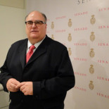 Un senador del PP por Almería recomienda hacer como él “mandar desde la sombra y que trabajen los gilipollas”