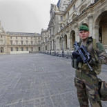Militares franceses abaten a un hombre que intentaba entrar en el Louvre al grito de "Alá es grande"