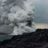 Se derrumba la espectacular cascada de lava sobre el mar en Hawaii