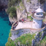 Un faro escondido entre acantilados gigantes y un mar turquesa en Cantabria (Faro del Caballo)