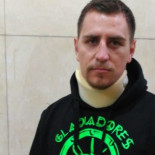 "Me dio por lo menos 20 puñetazos y me golpeó la cabeza contra la pared"