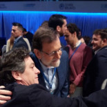 Rajoy esquiva preguntas sobre la acumulación de cargos de Cospedal: "Menuda lluvia hace"