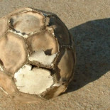 Condenado por agredir a una vecina que había reprendido a su hijo por molestar con el balón