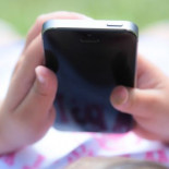 Absuelta tras ser denunciada por su hijo por quitarle el móvil