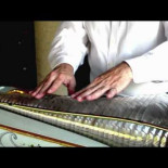 Dennis James toca un extraño instrumento musical que inventó Benjamin Franklin