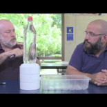 ¿Cómo se transmite la información a lo largo de la fibra óptica?