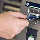 Por qué deberías maltratar (un poco) el cajero automático antes de sacar dinero