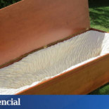 El ataúd de cartón made in Madrid, a 100€, rechazado por el lobby y pirateado fuera