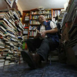 Este hombre rescata libros de la basura para los niños que no pueden permitírselos