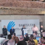 ETA entrega 120 armas de fuego, 3 toneladas de explosivos y miles de detonadores y munición