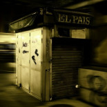 Se rompió el amor: los kiosqueros planean boicotear a 'El País' por echarse en brazos de Amazon