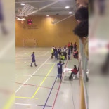 Brutal agresión al árbitro en un partido de fútbol sala con niños burlándose