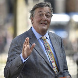 Stephen Fry bajo investigación policial por blasfemia tras calificar a Dios como un 'completo maníaco' [EN]