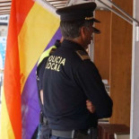 El alcalde de Algeciras prohíbe la bandera republicana en una caseta de libros