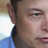 Los empleados de fábrica de Tesla describen condiciones de trabajo agotadoras donde la gente se desmaya "como una torta"