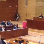 Cifuentes abandona el Pleno tras las críticas de Podemos: "Se ha ido dando un portazo"