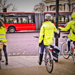 Por qué los chalecos reflectantes son amarillos si el verde fosforito es más visible