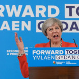 May da marcha atrás en su "impuesto de la demencia" ante la caída en las encuestas