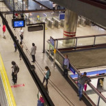 Un joven de 13 años pierde las dos piernas al ser arrollado por el Metro al caerse de los acoples de un tren