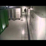 Sala de servidores con suelo con aislamiento sísmico en Japón durante el terremoto de 2011