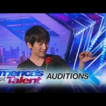 Will Tsai: Magia en primer plano con cartas, monedas y pétalos de rosa