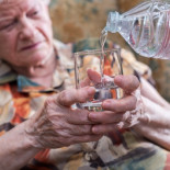 Detienen a un homeópata que drogaba a sus pacientes poniéndoles más agua en el agua