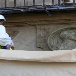 Salamanca retira el medallón de Franco de la Plaza Mayor 80 años después