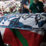 Entierran entre vivas a ETA y con el anagrama de la banda al padre de dos ex jefes